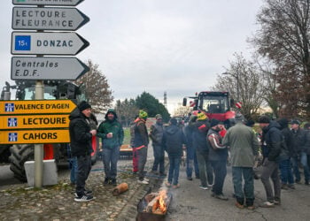 Μπλόκο από αγρότες της Οξιτανίας που είναι μια από τις 18 διοικητικές περιοχές της Γαλλίας (φωτ.: EPA / Caroline Blumberg)