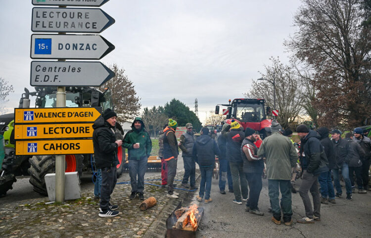 Μπλόκο από αγρότες της Οξιτανίας που είναι μια από τις 18 διοικητικές περιοχές της Γαλλίας (φωτ.: EPA / Caroline Blumberg)