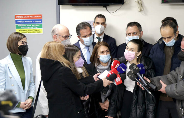 Η 23χρονη Ελένη Αϊμαλάκη κάνει δηλώσεις στους δημοσιογράφους, παρουσία της ηγεσίας του υπουργείου Υγείας και των διοικητών του «Λαϊκού» (φωτ.: Υπουργείο Υγείας)