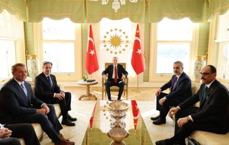Ο Αμερικανός ΥΠΕΞ Άντονι Μπλίνκεν (δεύτερος από αριστερά) με τον Τούρκο πρόεδρο Ρετζέπ Ταγίπ Ερντογάν (κέντρο) και τον Τούρκο ΥΠΕΞ Χακάν Φιντάν (δεύτερος από δεξιά) στη συνάντηση που είχαν στην Κωνσταντινούπολη (φωτ.: Γραφείο Τύπου της Τουρκικής Προεδρίας)