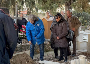 Ο Βασίλης Χατζηπαναγής στην κηδεία του Γιώργου Ορφανίδη στη Γερακαρού Θεσσαλονίκης (φωτ.: Αποστόλης Παπαγεωργίου)