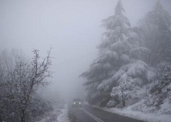 Aυτοκίνητο διασχίζει χιονισμένο δασικό δρόμο στο βουνό του Χορτιάτη (φωτ.: ΑΠΕ-ΜΠΕ / Δημήτρης Τοσίδης)
