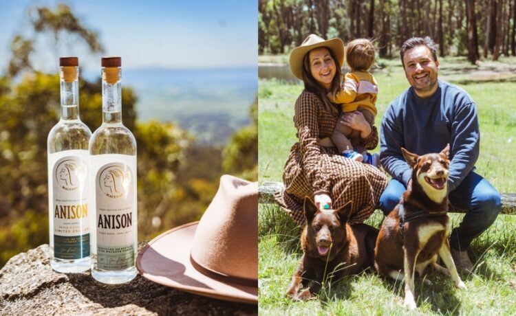 Ο Δημήτρης Κουτσούγερας και η Ελένη Λαμπροπούλου με τον γιο και τα σκυλιά τους και αριστερά μπουκάλια του Anison (φωτ.: facebook/Macedon Distillery)