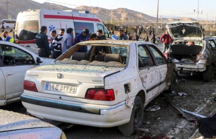 Κατεστραμμένα αυτοκίνητα κοντά στο σημείο μίας από τις εκρήξεις που άφησαν πίσω τους 95 νεκρούς και σχεδόν 200 τραυματίες (φωτ.: EPA/Tasnim News Agency)
