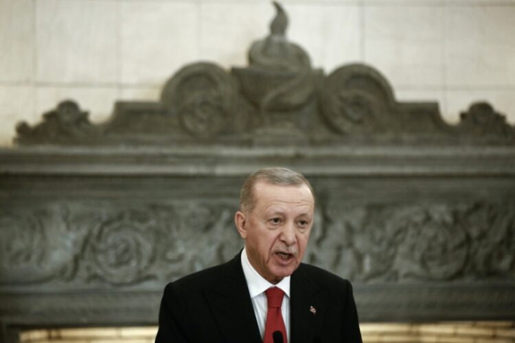 Ο Τούρκος πρόεδρος Ρετζέπ Ταγίπ Ερντογάν στη διάρκεια της κοινής συνέντευξης Τύπου που έδωσε με τον Κυριάκο Μητσοτάκη, στις αρχές Δεκεμβρίου, στην Αθήνα (φωτ.: ΕΡΑ/Γιάννης Κολεσίδης)
