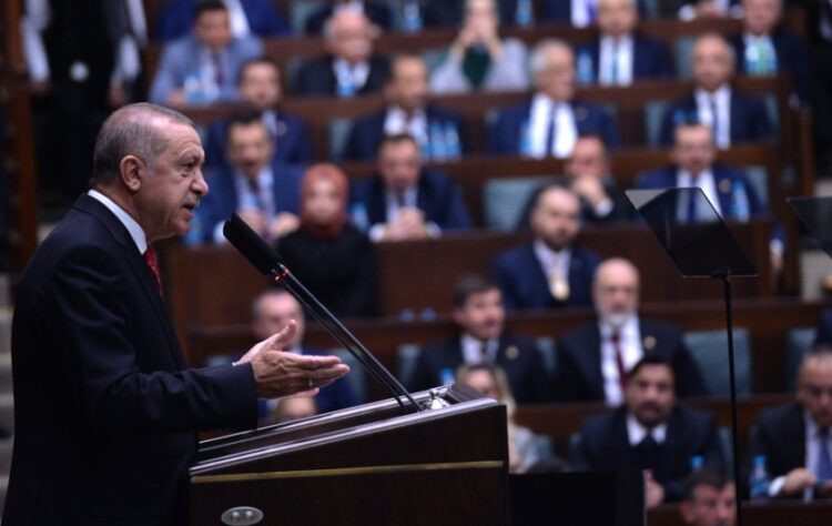 Ο Τούρκος πρόεδρος Ρετζέπ Ταγίπ Ερντογάν ενώ απευθύνεται σε μέλη του κόμματός του (φωτ. αρχείου: ΕΡΑ)