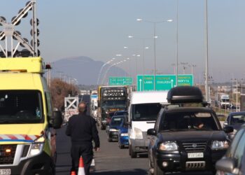 Μποτιλιάρισμα στην εθνική οδό λόγω εκτροπής της κυκλοφορίας (φωτ. αρχείου: EUROKINISSI/Γιάννης Παναγόπουλος)