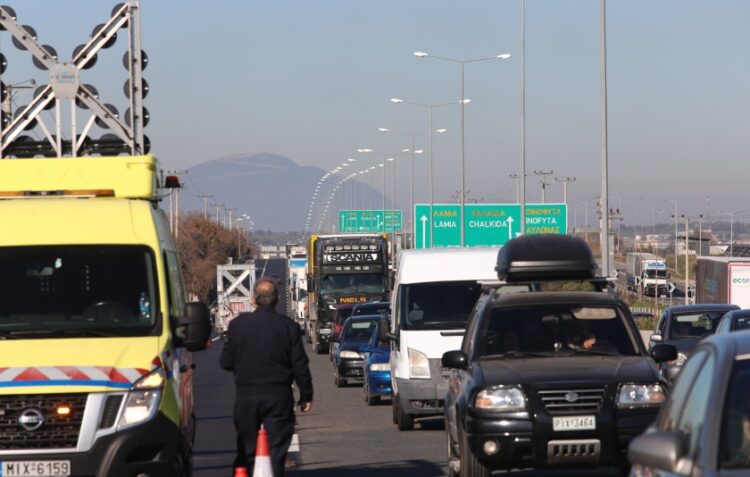 Μποτιλιάρισμα στην εθνική οδό λόγω εκτροπής της κυκλοφορίας (φωτ. αρχείου: EUROKINISSI/Γιάννης Παναγόπουλος)