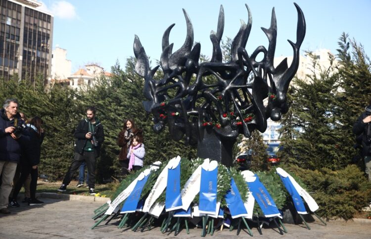 Οι επίσημοι κατέθεσαν στεφάνια και τα παιδιά τοποθέτησαν λουλούδια στο μνημείο των Εβραίων της Θεσσαλονίκης (φωτ.: EUROKINISSI/Ραφαήλ Γεωργιάδης)