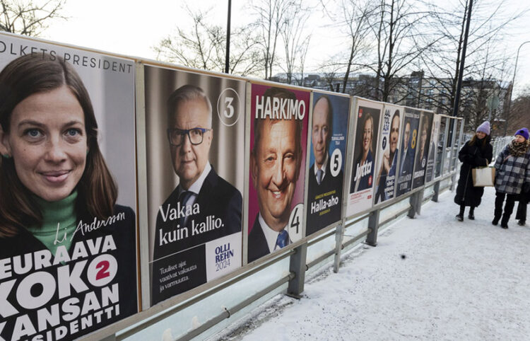 Προεκλογικές αφίσες σε δρόμο του Ελσίνκι (φωτ.: EPA / Mauri Ratilainen)