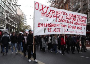 Στιγμιότυπο από την πορεία που πραγματοποίησαν οι φοιτητές στο κέντρο της Αθήνας την περασμένη Πέμπτη (φωτ.: EUROKINISSI/Τατιάνα Μπόλαρη)