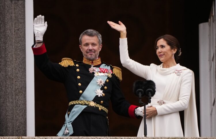 Ο Δανός βασιλιάς Φρειδερίκος με τη βασίλισσα Μαρία χαιρετούν τους πολίτες που συγκεντρώθηκαν μέσα στο κρύο για να τιμήσουν τη στέψη του (φωτ.: Bo Amstrup)