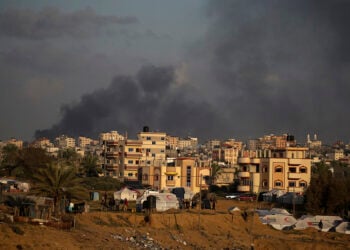 Καπνός υψώνεται μετά τους ισραηλινούς βομβαρδισμούς στη Λωρίδα της Γάζας (φωτ.: EPA / Mohammed Saber)