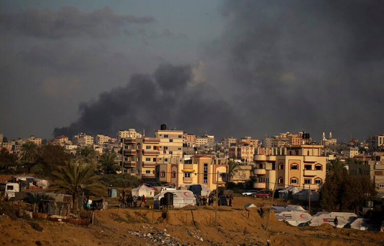 Καπνός υψώνεται μετά τους ισραηλινούς βομβαρδισμούς στη Λωρίδα της Γάζας (φωτ.: EPA / Mohammed Saber)