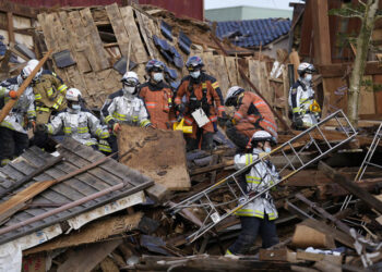 Διασώστες σε κατεστραμμένο σπίτι στην πόλη-λιμάνι Ουατζίμα που χτυπήθηκε από τα 7,5 Ρίχτερ (φωτ.: EPA / Franck Robichon)