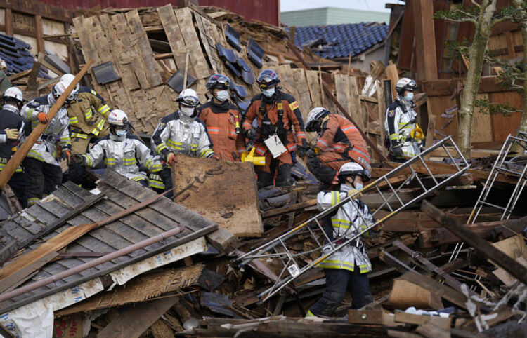 Διασώστες σε κατεστραμμένο σπίτι στην πόλη-λιμάνι Ουατζίμα που χτυπήθηκε από τα 7,5 Ρίχτερ (φωτ.: EPA / Franck Robichon)