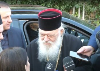 Ο αρχιεπίσκοπος Ιερώνυμος ενώ κάνει δηλώσεις στη Νέα Μάκρη (φωτ.: glomex)