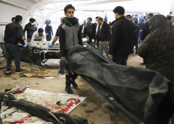 Σοροί των θυμάτων της επίθεσης του Ισλαμικού Κράτους στην πόλη Κερμάν του Ιράν (φωτ.: EPA / Sare Tajalli)