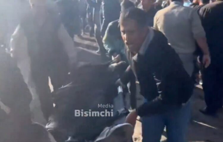Πολίτες μεταφέρουν τραυματία σε φορείο μετά τις εκρήξεις στην Τεχεράνη (φωτ.: Χ/News)