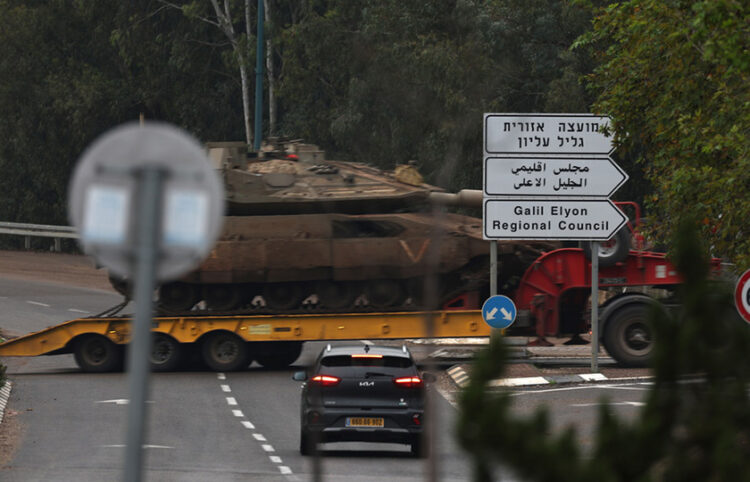 Ένα τανκ μεταφέρεται στα βόρεια σύνορα του Ισραήλ με τον Λίβανο (φωτ.: EPA / Atef Safadi)