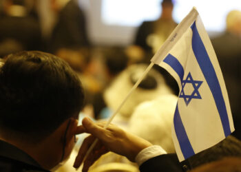 Σε πρώτο πλάνο η σημαία του Ισραήλ (φωτ.: EPA / Narong Sangnak)