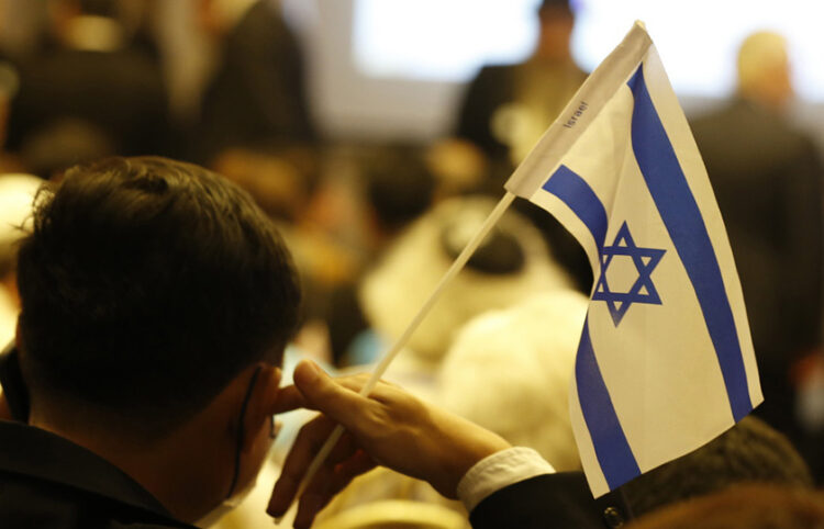 Σε πρώτο πλάνο η σημαία του Ισραήλ (φωτ.: EPA / Narong Sangnak)