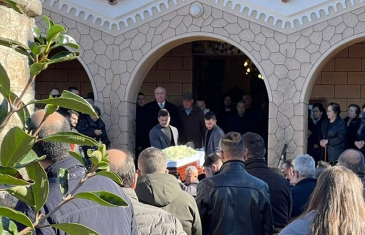 Το φέρετρο με τη σορό του 43χρονου ξυλουργού βγαίνει από την εκκλησία όπου έγινε η κηδεία, στα Λουκίσσια Εύβοιας