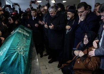 Στιγμιότυπο από την κηδεία του Tuncer Cihan, όπου διακρίνεται η  μητέρα του (κάτω δεξιά) και ο δήμαρχος Κωνσταντινούπολης Εκρέμ Ιμάμογλου (δεύτερος από δεξιά) (φωτ.: EPA/Erdem Sahin)