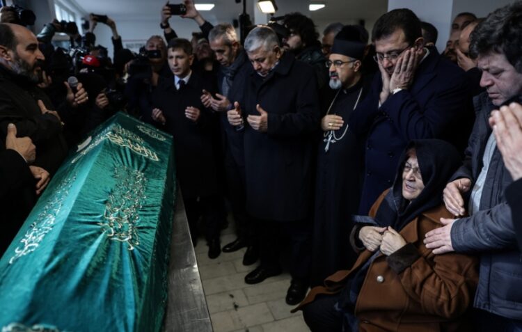 Στιγμιότυπο από την κηδεία του Tuncer Cihan, όπου διακρίνεται η  μητέρα του (κάτω δεξιά) και ο δήμαρχος Κωνσταντινούπολης Εκρέμ Ιμάμογλου (δεύτερος από δεξιά) (φωτ.: EPA/Erdem Sahin)