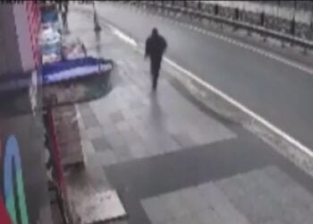 Ο δράστης ενώ απομακρύνεται από ένα από τα σημεία όπου επιτέθηκε (φωτ.: milliyet.tv)