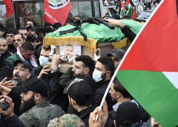 Η παλαιστινιακή σημαία και ένα οπλοπολυβόλο πάνω στο φέρετρο του Νο2 της Χαμάς, του Σάλεχ αλ Αρούρι (φωτ.: EPA / Abbas Salman)