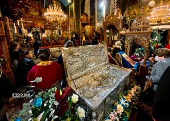 Τα λείψανα του Οσίου Γεωργίου Καρσλίδη στον καθεδρικό ναό Άργους (φωτ.: Αργολικές Ειδήσεις / Ευάγγελος Μπουγιώτης)