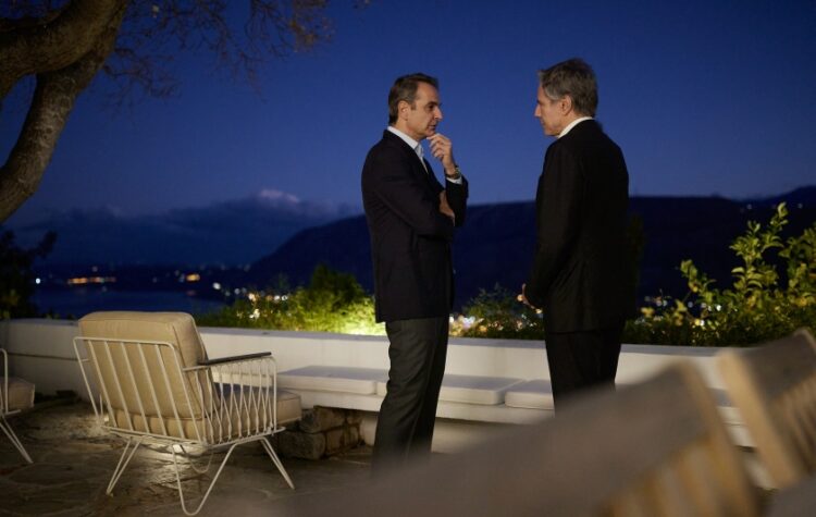 Από αριστερά, ο Κυριάκος Μητσοτάκης και ο Άντονι Μπλίνκεν, στη βεράντα της οικίας του Έλληνα πρωθυπουργού με την υπέροχη θέα στον κόλπο της Σούδας (φωτ.: Γραφείο Τύπου Πρωθυπουργού/Δημήτρης Παπαμήτσος)