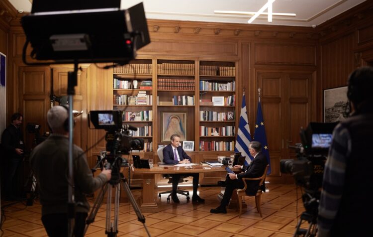 Ο Κυριάκος Μητσοτάκης με τον δημοσιογράφο της ΕΡΤ Γιώργο Κουβαρά στη διάρκεια της συνέντευξης (φωτ.: Γραφείο Τύπου Πρωθυπουργού/Δημήτρης Παπαμήτσος)