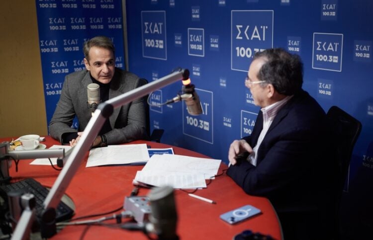 Από αριστερά, ο πρωθυπουργός Κυριάκος Μητσοτάκης με τον δημοσιογράφο Παύλο Τσίμα (φωτ.: Γραφείο Τύπου Πρωθυπουργού/Δημήτρης Παπαμήτσος)
