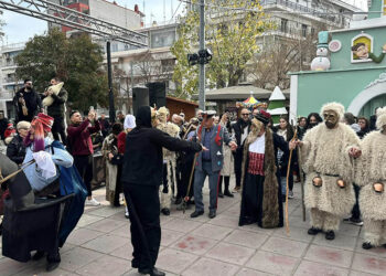 Ο θίασος των Μωμόγερων στην Πλατεία Ειρήνης στο Κιλκίς (φωτ.: Facebook / Χρήστος Ανδρεανίδης)