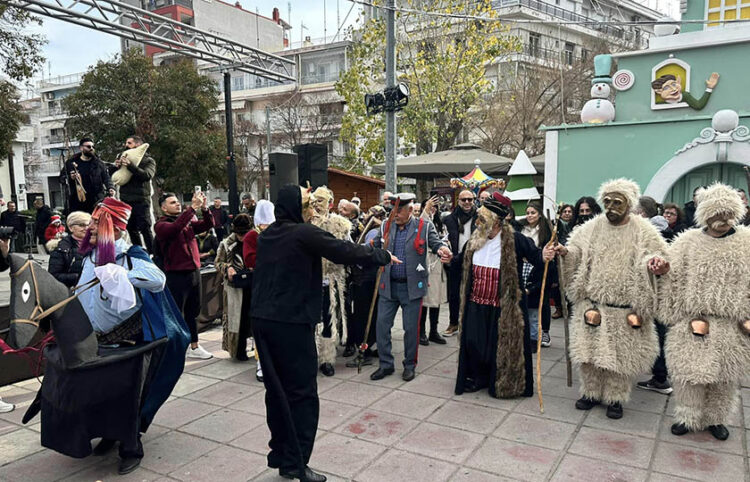 Ο θίασος των Μωμόγερων στην Πλατεία Ειρήνης στο Κιλκίς (φωτ.: Facebook / Χρήστος Ανδρεανίδης)