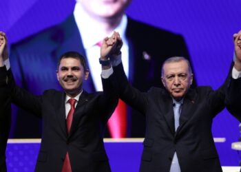 Δεξιά, ο Τούρκος πρόεδρος Ρετζέπ Ταγίπ Ερντογάν με τον υποψήφιο δήμαρχο Κωνσταντινούπολης Μουράτ Κουρούμ στη διάρκεια παρουσίασης των υποψηφίων του κόμματος Δικαιοσύνης και Ανάπτυξης ΑΚΡ για τις δημοτικές εκλογές του Μαρτίου (φωτ.: EPA/Erdem Sahin)