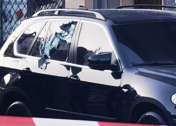 Το θωρακισμένο Lexus του Βαγγέλη Ζαμπούνη με σπασμένα τζάμια από τις σφαίρες (πηγή: protothema.gr)