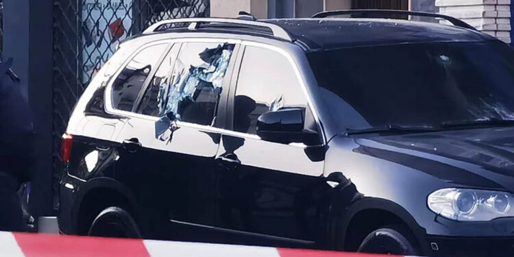 Το θωρακισμένο Lexus του Βαγγέλη Ζαμπούνη με σπασμένα τζάμια από τις σφαίρες (πηγή: protothema.gr)