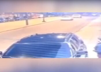 Στις πρώτες στιγμές του βίντεο διακρίνεται δεξιά ο 44χρονος έξω από το αυτοκίνητό του (φωτ.: glomex)