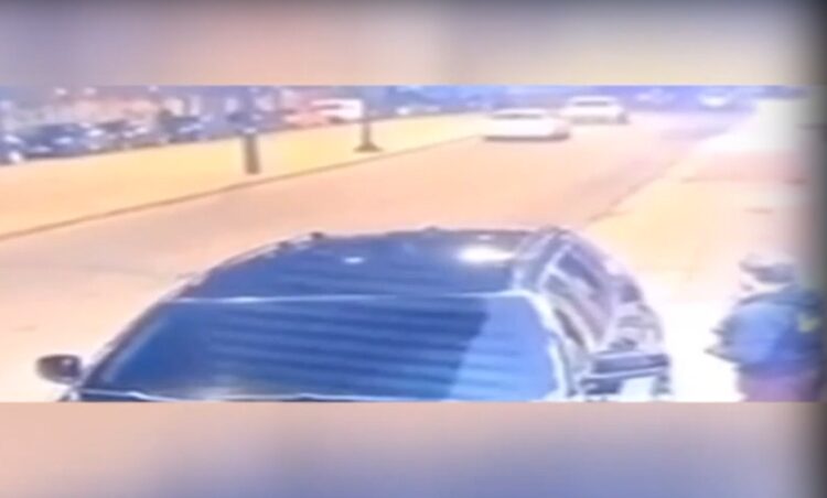 Στις πρώτες στιγμές του βίντεο διακρίνεται δεξιά ο 44χρονος έξω από το αυτοκίνητό του (φωτ.: glomex)