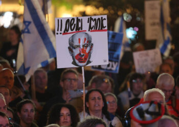 Διαδήλωση κατά του Μπενιαμίν Νετανιάχου στο Τελ Αβίβ. «Υπεύθυνος» και «ένοχος» γράφει το πλακάτ με τη φωτογραφία του Ισραηλινού πρωθυπουργού (φωτ.: EPA / Abir Sultan)