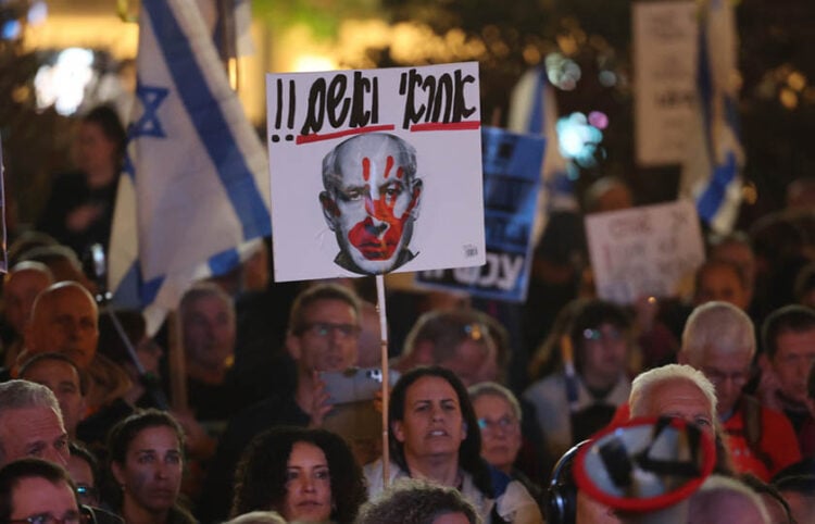 Διαδήλωση κατά του Μπενιαμίν Νετανιάχου στο Τελ Αβίβ. «Υπεύθυνος» και «ένοχος» γράφει το πλακάτ με τη φωτογραφία του Ισραηλινού πρωθυπουργού (φωτ.: EPA / Abir Sultan)