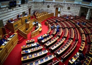 Άδεια τα έδρανα της Βουλής τις πρωινές ώρες της Τετάρτης κατά τη συζήτηση για την επιστολική ψήφο (φωτ.: EUROKINISSI/Γιώργος Κονταρίνης)