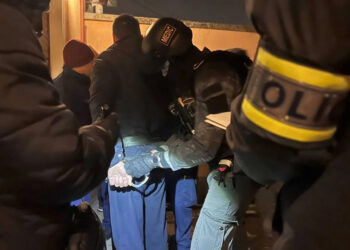 Ούγγροι αστυνομικοί συλλαμβάνουν ένα από τα μέλη της εξτρεμιστικής οργάνωσης που κατηγορείται ότι σχεδίαζε πραξικόπημα (φωτ.: police.hu)