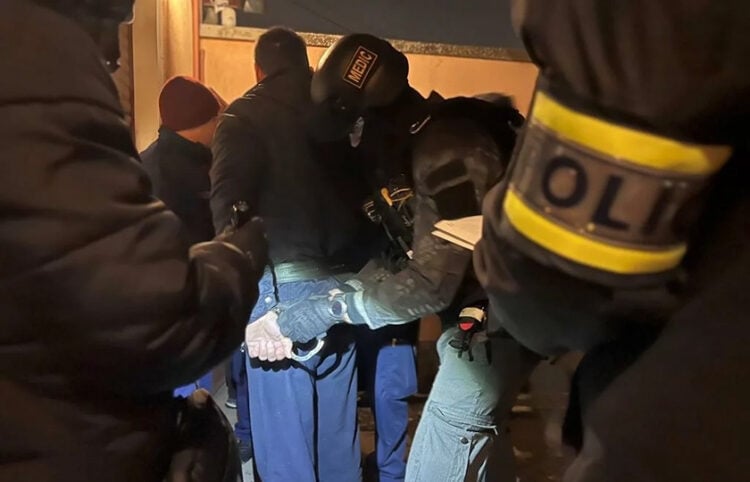Ούγγροι αστυνομικοί συλλαμβάνουν ένα από τα μέλη της εξτρεμιστικής οργάνωσης που κατηγορείται ότι σχεδίαζε πραξικόπημα (φωτ.: police.hu)