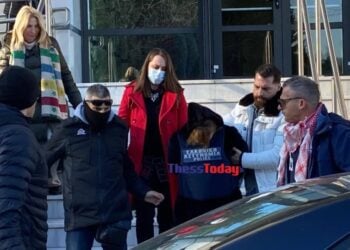 Η 37χρονη βγήκε από το δικαστικό μέγαρο της Βέροιας φορώντας αλεξίσφαιρο γιλέκο και οδηγήθηκε στις φυλακές (φωτ.: thesstoday.gr)