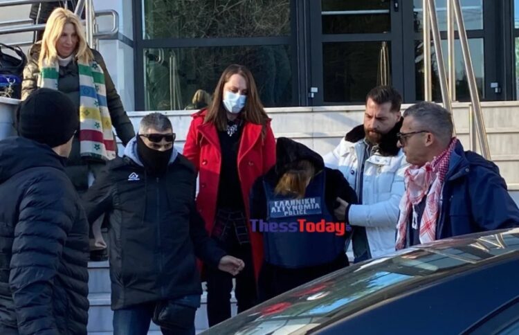 Η 37χρονη βγήκε από το δικαστικό μέγαρο της Βέροιας φορώντας αλεξίσφαιρο γιλέκο και οδηγήθηκε στις φυλακές (φωτ.: thesstoday.gr)