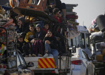 Παλαιστίνιοι που είχαν βρει καταφύγιο σε δύο καταυλισμούς προσφύγων εγκαταλείπουν την περιοχή καθώς το βόρειο τμήμα της Λωρίδας της Γάζας δέχεται επίθεση από τους Ισραηλινούς (φωτ.: EPA / Mohammed Saber)